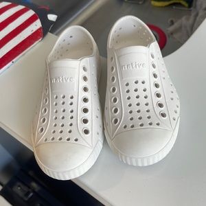 Like new native size 8 white shoes! Worn twice